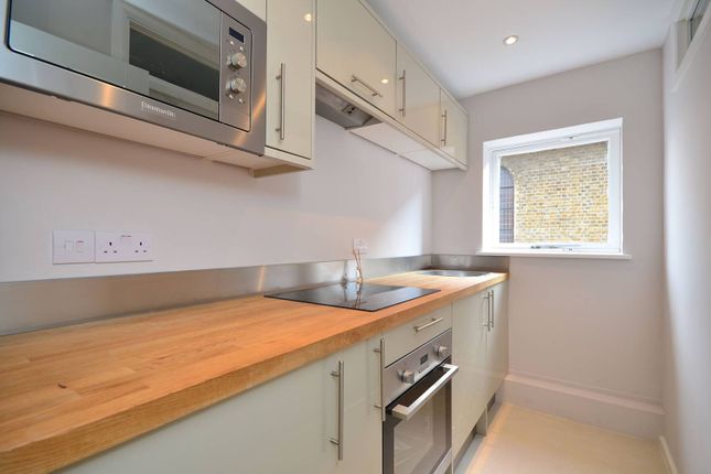 Flat to rent in High Street, Acton, London
