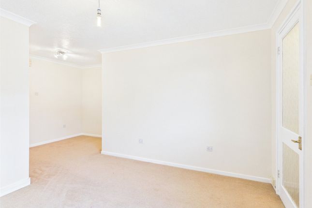 7, Oakridge Close, Gloucester photo 3