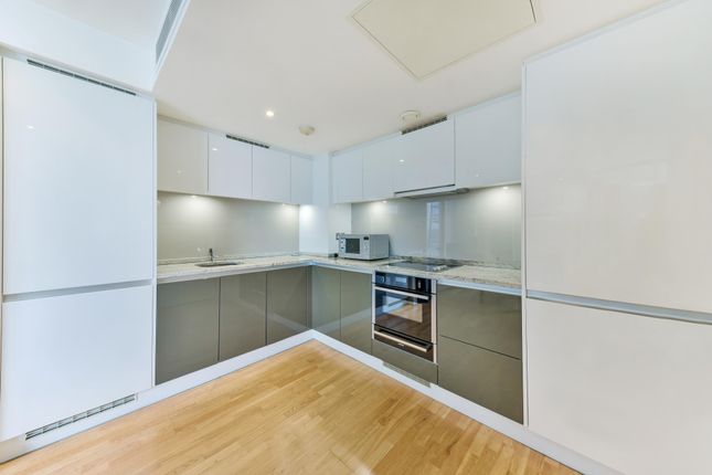 Flat to rent in Landmark West Tower, Canary Wharf