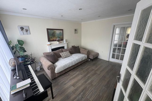 73 Pembroke Avenue, Leicester photo 3