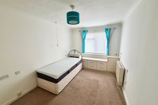 8, Manor Farm Court, Egham photo 4