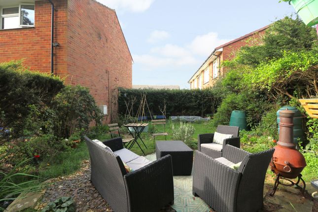 24 Moore Crescent, Southampton photo 2