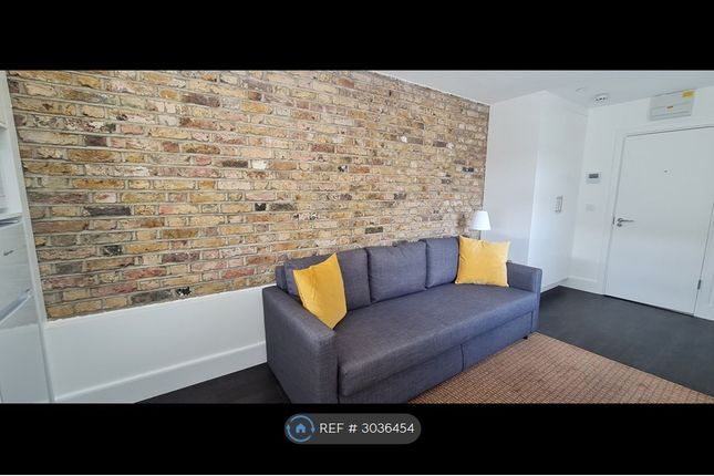 Apartment  A Trinity Road, Tooting Bec, London photo 3