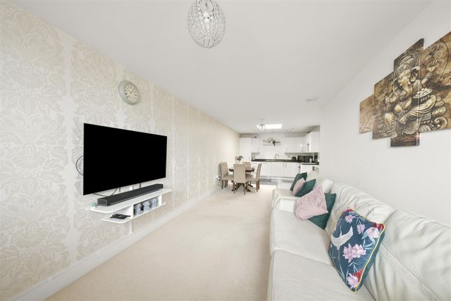 Flat 12, Cromwell House, Ruislip photo 4