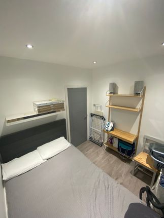 Flat to rent in Clapham Court, Kings Avenue, London