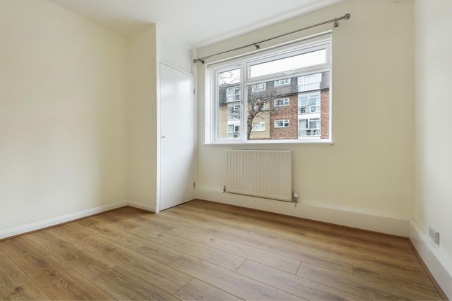 Flat to rent in Woodgate House, 2 South Bank