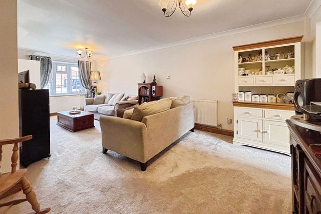 19, Harlech Way, Burton-on-Trent photo 4