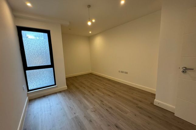 6 Sheila Court, London photo 3