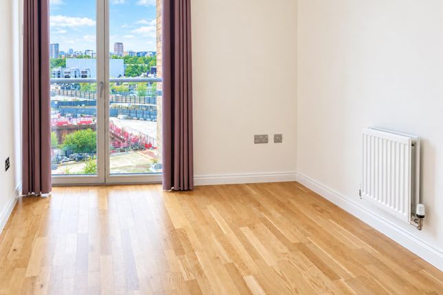 Flat 71 Viridian Apartments, 75, Battersea Park Road, London photo 4