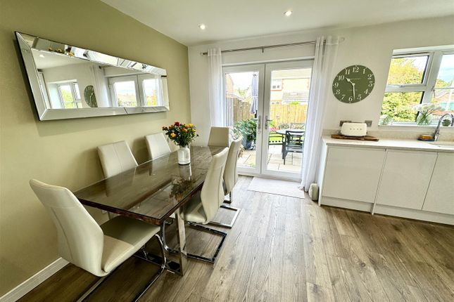 8, St. Josephs Close, Caldicot photo 3