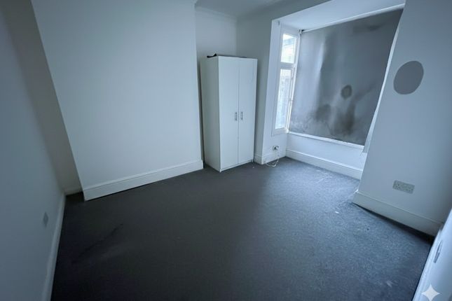 16, Gladstone Avenue, Luton photo 2