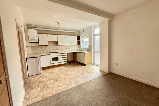 15, Ashgrove, Llanelli photo 5