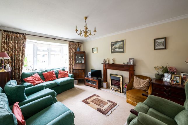 6 Yeats Close, Redhill photo 3