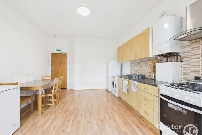 Room D, 40 The Limes Avenue, London photo 4