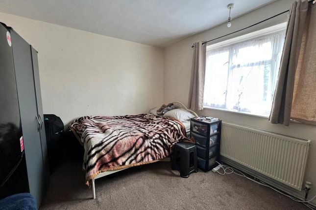 Flat for sale in Charlton Crescent, Barking