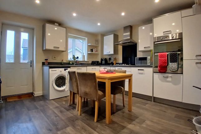 2 Viola Close, Norwich photo 2