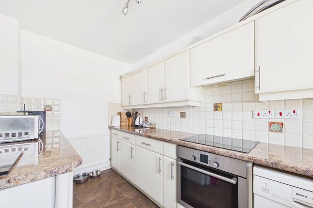 20, Perry Way, Lightwater photo 3