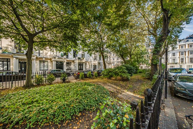 Flat to rent in Queens Gardens, London