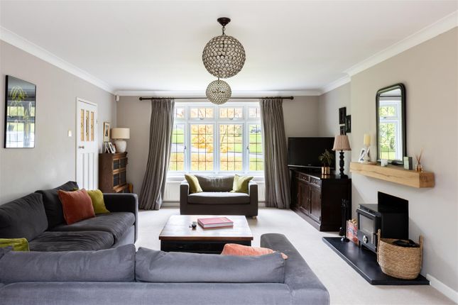 8, Huntersfield Close, Reigate photo 2