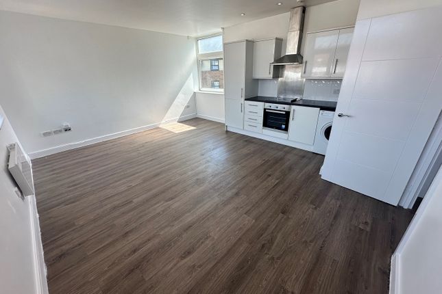 Flat to rent in High Street, Edgware, London
