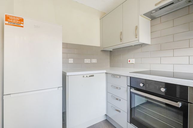 3, Clarence Court, Surrey photo 4