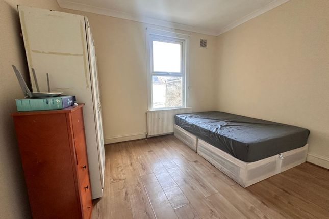 Terraced house to rent in Washington Road, London