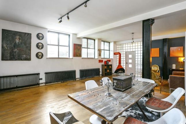 Flat for sale in Cleveland Way, London
