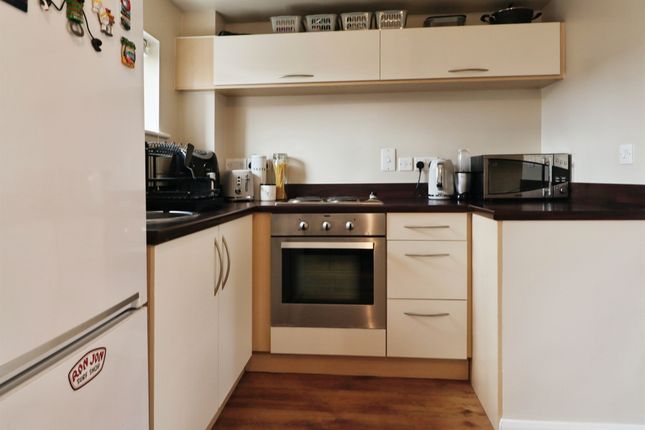 7, Mill Meadow, Bridgend photo 5