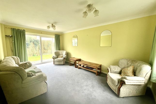 4, Gladeside Close, Chessington photo 2