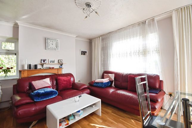 24, Oundle House, Montgomery Crescent, Romford photo 2