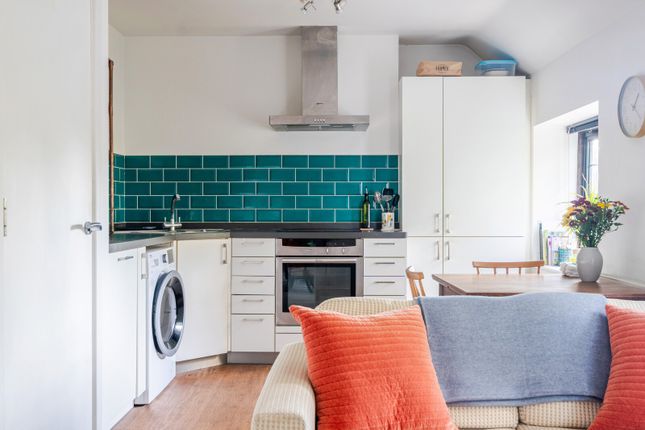 Flat 4, 5-6,, Bishopsmead Parade, East Horsley photo 4