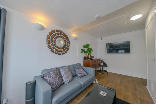 66, Wood Close, Hatfield photo 4