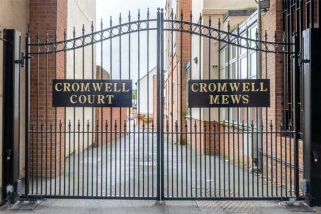 Flat to rent in Cromwell Mews, Marlborough