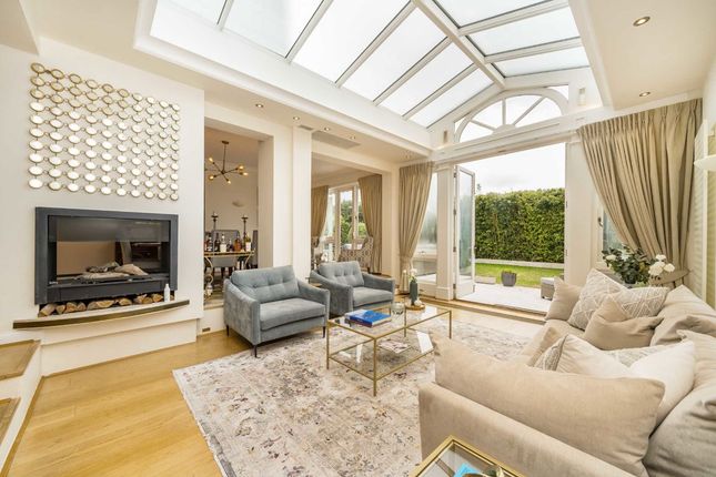 14, Orchard Avenue, London photo 2