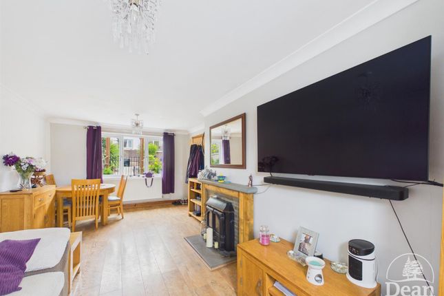 8, Woodland Rise, Lydney photo 3