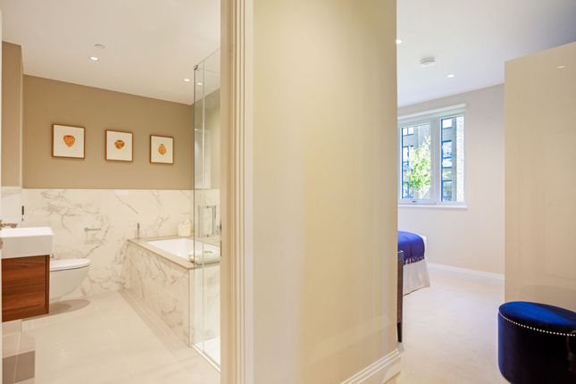 Flat for sale in Broom Road, London