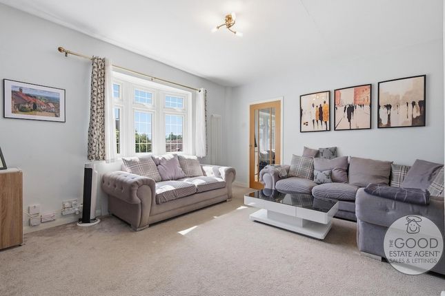 32, Crossfields, Loughton photo 3