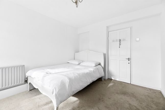 90, Esher Gardens, London photo 4
