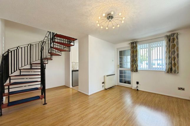 15 Frampton Close, Swindon photo 2