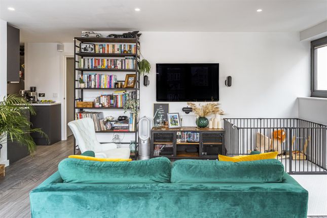 Flat for sale in Wood Wharf Apartments, Greenwich