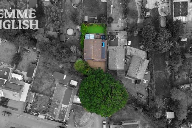 38 Canewdon Gardens, Wickford photo 2