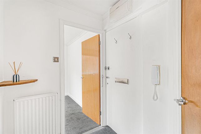 12, Godwin Close, Sewardstone photo 2