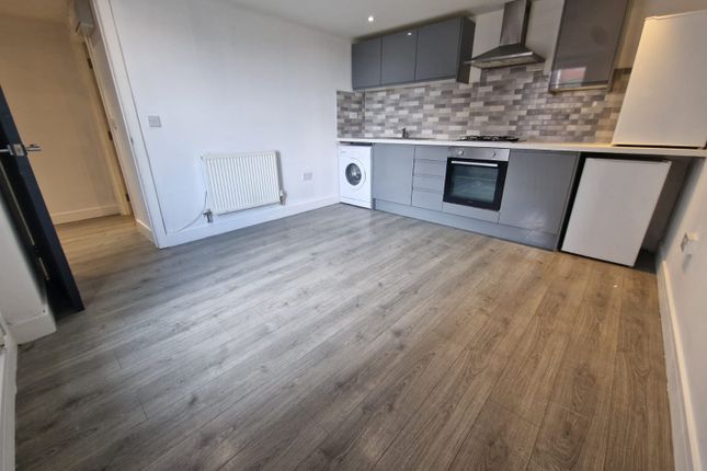 Flat to rent in G T House, Rothesay Road, Luton, Bedfordshire LU1