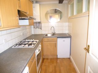 Flat to rent in Cantelupe Road, East Grinstead West Sussex