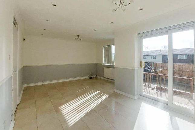 24, Downs Grove, Basildon photo 3
