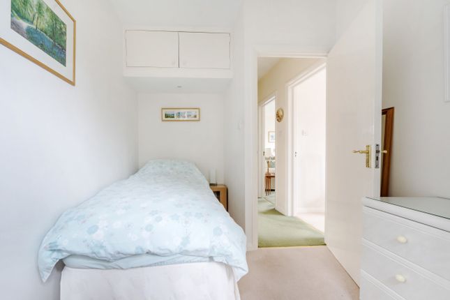 Flat for sale in High Road, Whetstone, London