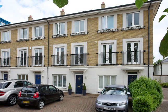 Terraced house to rent in Balham High Road, London