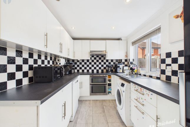 7 Diane Walk, Aylesbury photo 4