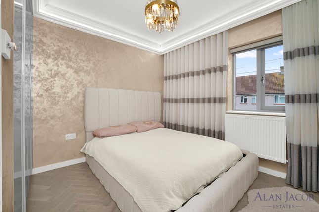 81 Bell Farm,, Bell Farm Avenue, Dagenham photo 4