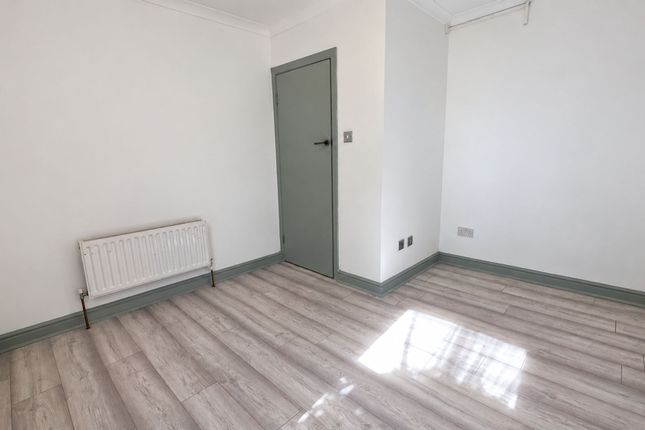 Flat 1, 120 Rushmore Road, London photo 4